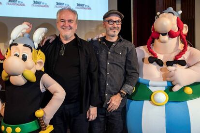 Los autores de &#039;Ast&eacute;rix en Italia&#039;, Didier Conrad (izquierda) y Jean-Yves Ferri, ayer en Par&iacute;s.