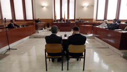 Leo Messi (d) y su padre Jorge Horacio Messi en el juicio por fraude.