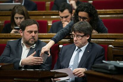 El vicepresidente Oriol Junqueras y el presidente de la Generalitat, Carles Puigdemont, en el Parlamento catal&aacute;n.