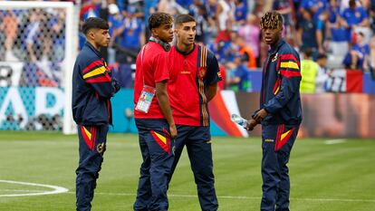 Pedri acompaña a Lamine Yamal, Ferran Torres y Nico Williams en el césped del Allianz Arena.