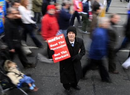 Unos 100.000 manifestantes protestaron ayer en Dublín por los recortes presupuestarios del Gobierno.