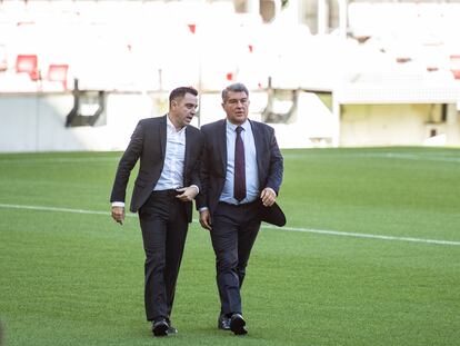 Xavi Hernández y Joan Laporta, este lunes en el Camp Nou.