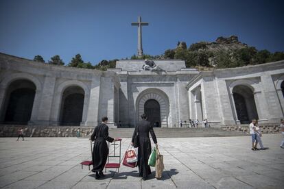 Dos clérigos llegan al Valle de los Caídos.