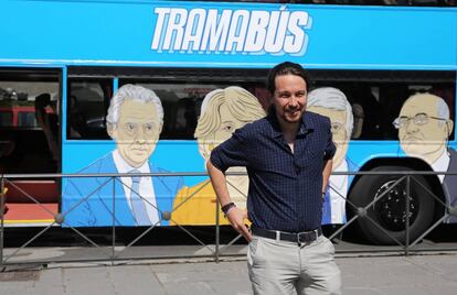 Pablo Iglesias posa ante el 'tramabús'.