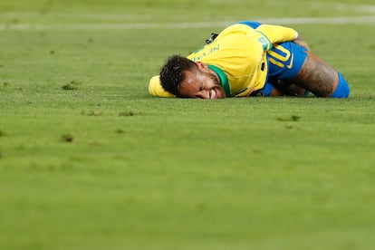 neymar brasil en el suelo