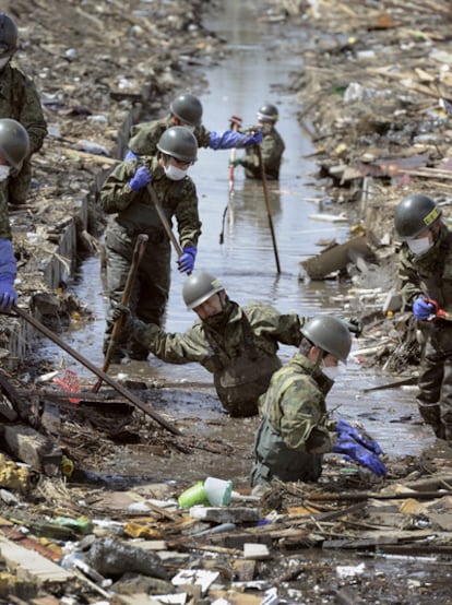 Soldados japoneses buscan  cadáveres de las víctimas del terremoto y del tsunami en Shichigahama, al noreste del país.