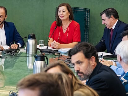 El vicepresidente del Congreso de los Diputados, Alfonso Rodríguez Gómez de Celis (izquierda) y la presidenta, Francina Armengol (en el centro), el jueves durante la reunión de la junta de portavoces en el Congreso de los Diputados.