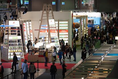 Visitantes, en octubre de 2021, en el Hall 3.0 de la Feria del Libro de Fráncfort.