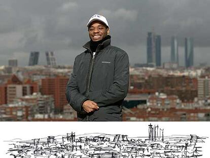 El artista Stephen Wiltshire, ante la panóramica de Madrid que reproducirá de memoria. Abajo, un boceto improvisado.