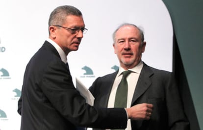 Alberto Ruiz-Gallardón, y el presidente de Caja Madrid, Rodrigo Rato, conversan antes de la intervención del alcalde madrileño.