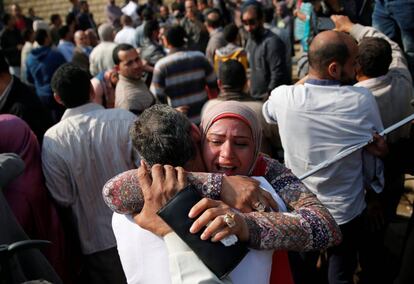 Familiares celebran la liberación de detenidos por protestas, en Egipto.