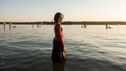 Esther Shapiro, en las aguas del lago Wannsee, en Berlín. Está a punto de renunciar a su comunidad.