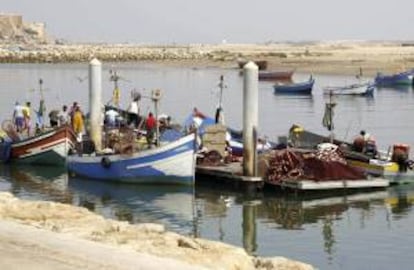 Varios pescadores marroquíes faenan en Rabat. EFE/Archivo