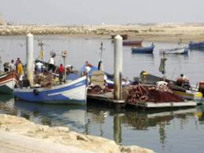 Varios pescadores marroquíes faenan en Rabat. EFE/Archivo