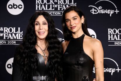 Cher y Dua Lipa no solo posaron juntas tras la actuación sino que estuvieron sentadas juntas durante la ceremonia. Ahora, para eliminar toda duda de una mala relación entre ellas, Cher y Dua Lipa decidieron juntarse en esta ceremonia para cantar el tema 'Believe', de la primera de ellas. El tema que cantaron juntas, 'Believe' corresponde al disco con el mismo nombre del año 1998, que llegó a vender más de 11 millones de copias en todo el mundo. A día se hoy sigue siendo la canción más reproducida en el Spotify de Cher con casi 700 millones de escuchas.