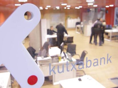 Kutxabank prestará también servicios de telecompra y telefarmacia a los mayores de 65