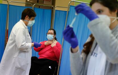 Una profesora es vacunada con la vacuna AstraZeneca en Terrass (Barcelona), el miércoles.