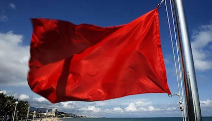 Bandera vermella a la platja de Badalona.