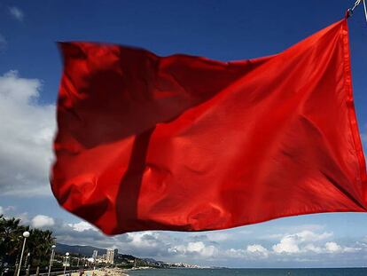 Bandera vermella a la platja de Badalona.