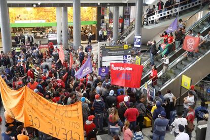 Miembros del Movimiento de Trabajadores Sin Hogar ocupan la entrada principal del aeropuerto de Congonhas, en Sao Paulo.