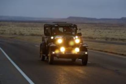 Fotografía cedida este viernes en la que registro a un Ford Modelo A 1930, conducido por los australianos Michael Flanders y Rod Wade, quienes batieron un récord al atravesar Estados Unidos de costa a costa, más de 4.550 kilómetros, en 50 horas, 20 minutos y 6 segundos, a bordo de este vehículo producido antes de la Segunda Guerra Mundial.