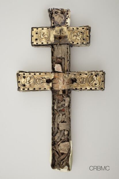 Fotografía de la cruz de Anglesola con todas las reliquias del interior.