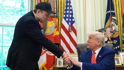 El presidente de EE UU, Donald Trump, estrecha la mano de Elon Musk durante una rueda de prensa en el Despacho Oval de la Casa Blanca, el pasado 30 de mayo, en Washington (EE UU). 