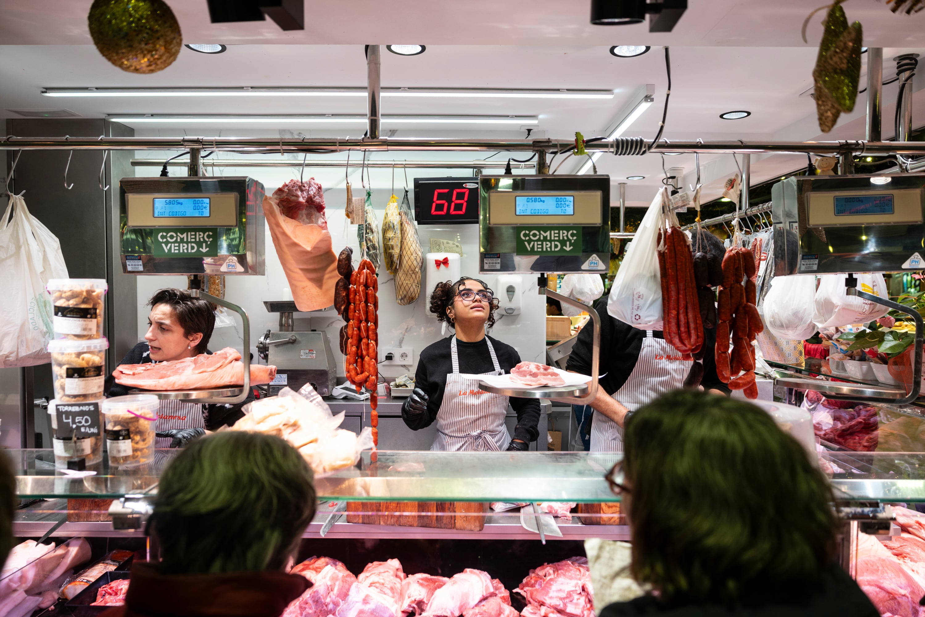 Ambiente de compras en el Mercado de la Boqueria de Barcelona.