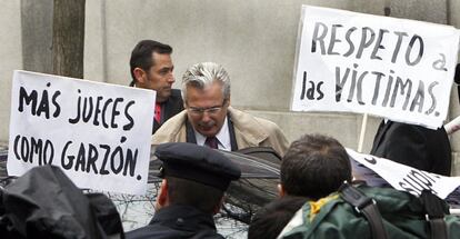 El juez Garzón, a su salida del Tribunal Supremo tras comparecer cuatro horas ante el instructor Marchena.