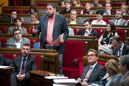 Oriol Junqueras interviene en el Parlamento catalán en presencia de Artur Mas.
