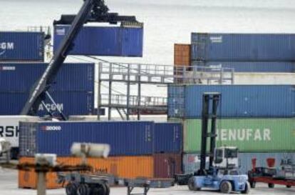 Vista de unos contenedores de mercancas en el puerto de Lisboa. EFE/Archivo