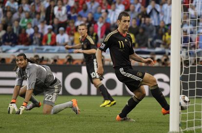 Miroslav Klose marca su segundo gol, y el cuarto de alemania, tras batir a Sergio Romero.