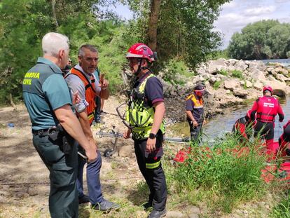 Varios equipos de emergencias durante la búsqueda del menor en el río Ebro este miércoles.