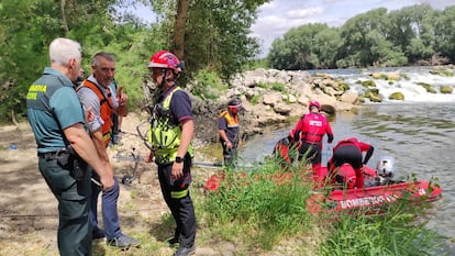 Varios equipos de emergencias durante la búsqueda del menor en el río Ebro este miércoles.