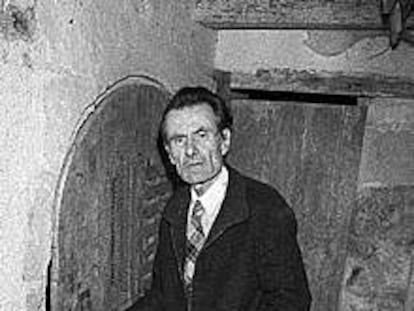 El doctor Martinot en 1984 ante la cripta donde fue congelado el cadáver de su compañera.