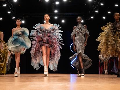 Iris van Herpen convierte en vestidos los descubrimientos del español Santiago Ramón y Cajal