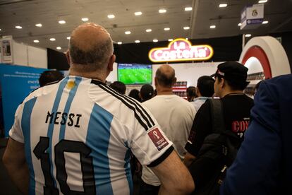 Asistentes a la FIL observan el partido México vs Argentina en los pasillos de la Feria Internacional del Libro de Guadalajara el día 26 de noviembre de 2022. 