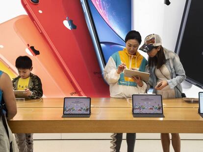 Visitantes en una tienda de Apple en Hong Kong. 