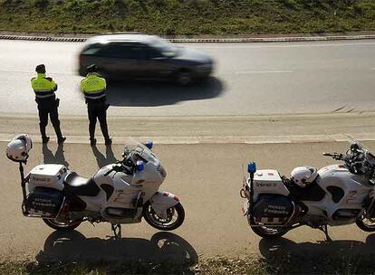 Patrulla motorizada de los Los Mossos d&#39;Esquadra el pasado viernes en un control de tráfico en Sabadell.