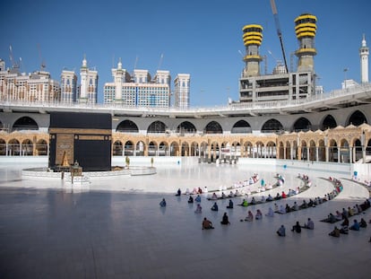 Un grupo de fieles rezan respetando la distancia de seguridad en la Gran Mezquita de La Meca el pasado domingo.