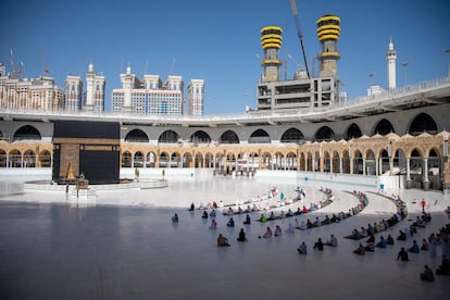 Un grupo de fieles rezan respetando la distancia de seguridad en la Gran Mezquita de La Meca el pasado domingo.