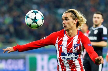 El jugador francés del Atlético de Madrid Antoine Griezmann intenta controlar el balón.