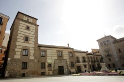 Fachada de la casa y torre de los Lujanes en la plaza de la Villa.