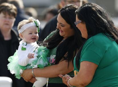 Niños y mayores se visten de verde para celebrar el día de San Patricio.