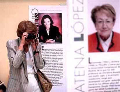 Una visitante en la exposición 100 mujeres del siglo XX. Detrás, los paneles de dos de las homenajeadas.