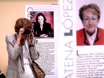 Una visitante en la exposición 100 mujeres del siglo XX. Detrás, los paneles de dos de las homenajeadas.