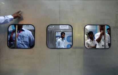 Visitantes indios miran vagones de tren en una exposición en Chennai (India).