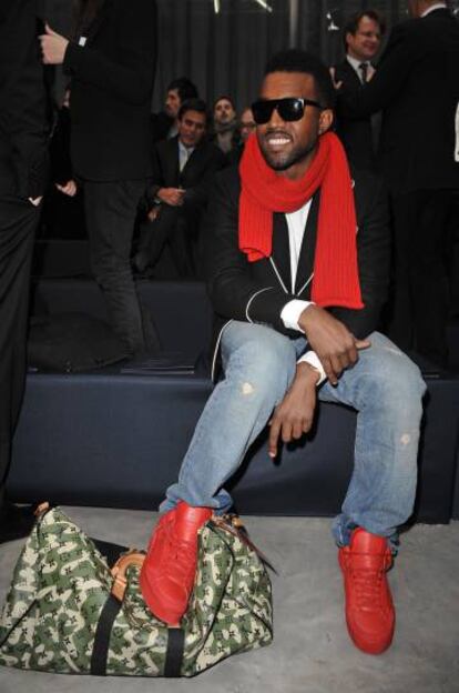 El cantante Kanye West, en el desfile de enero de 2009 de Louis Vuitton, con las zapatillas que había diseñado para la firma.