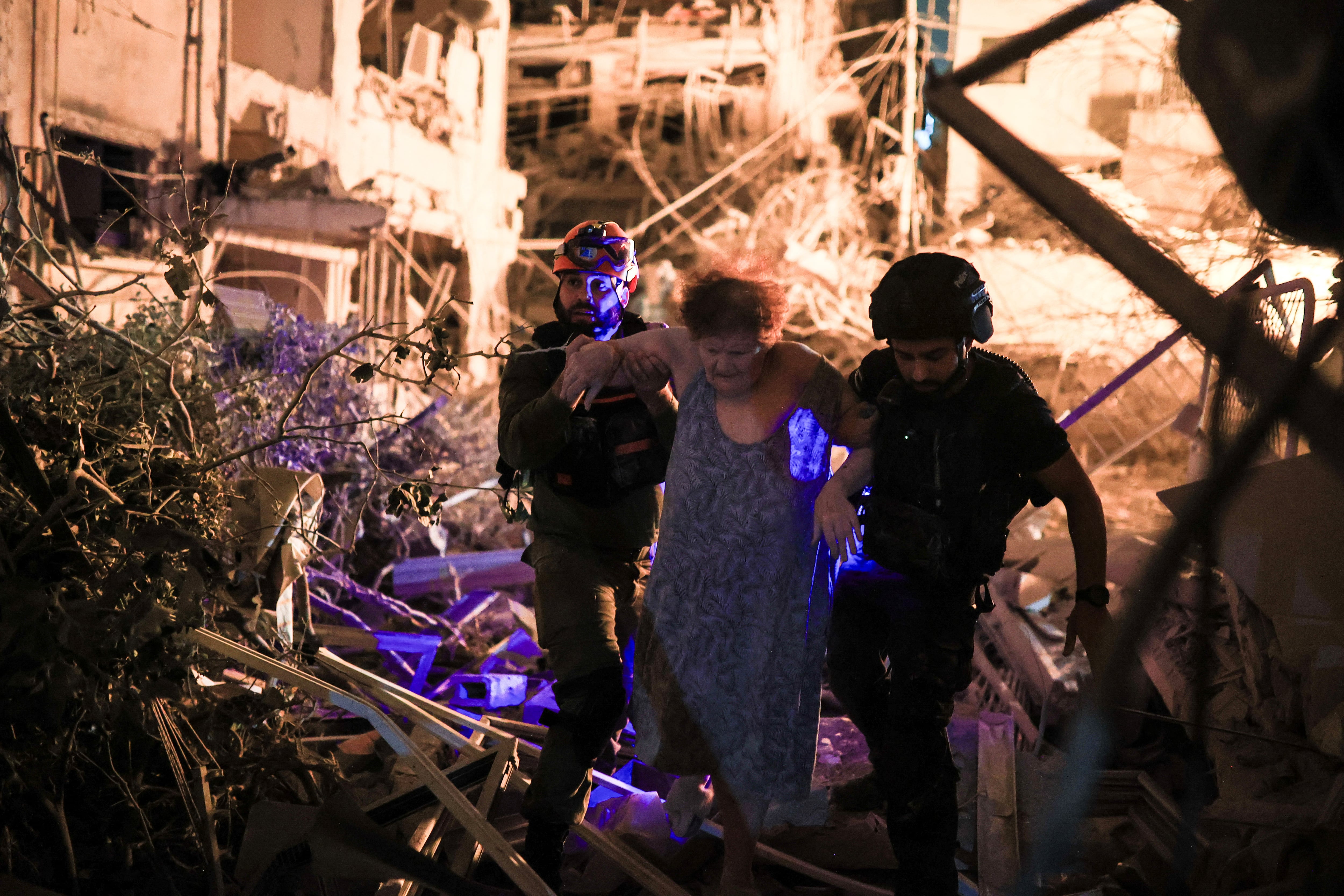 Seis muertos y siete desaparecidos en Bat Yam (Israel) tras impactar un misil iraní en un edificio residencial