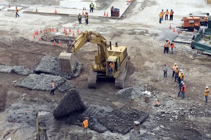 En el verano de 2006 empieza a prepararse el terreno sobre el que ahora se alza el edificio central del nuevo World Trade Center. La primera viga se colocó el 19 de diciembre de 2006. Un año después se presentaron los diseños para la Torre 2, la Torre 3 y la Torre 4. En la imagen, una excavadora mueve esteras de protección a su posición sobre el agujero donde se colocaron las explosiones de ensayo, el 12 de junio del 2006.